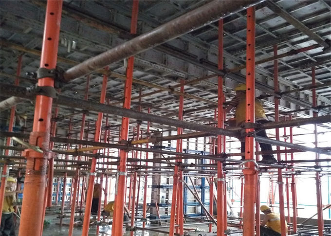 El acero fuerte del andamio apoya los apoyos ajustables de la construcción resistentes